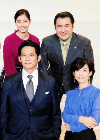 「ＳＵＩＴＳ／スーツ」で共演した新木優子と小手伸也（後列左から）＝２０１８年