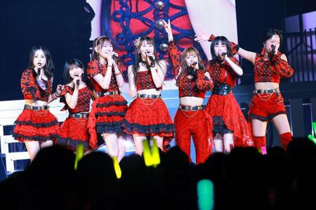 （左から）櫻井梨央、井上春華、岡村ほまれ、牧野真莉愛、小田さくら、山﨑愛生、弓桁朱琴