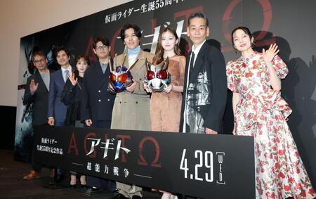 ポーズをとる（左から）田﨑竜太監督、柴田明良、藤田瞳子、賀集利樹、要潤、ゆうちゃみ、山崎潤、ベッキー＝９日