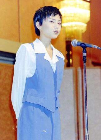 「ショムニ」の役衣装で挨拶する宝生舞さん＝１９９８年