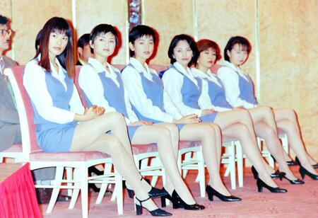 「ショムニ」の制作発表に出席した（左から）江角マキコさん、宝生舞さん、京野ことみ、櫻井淳子、戸田恵子、高橋由美子＝１９９８年