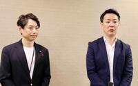 「大阪維新政治塾」初回講義後、記者団の取材に応じた（左から）藤田暁大阪市議、大阪維新の会の横山英幸代表代行