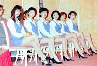 「ショムニ」の制作発表に出席した（左から）江角マキコさん、宝生舞さん、京野ことみ、櫻井淳子、戸田恵子、高橋由美子＝１９９８年