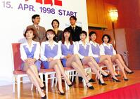 「ショムニ」の制作発表に出席した（前列左から）戸田恵子、高橋由美子、江角マキコさん、宝生舞さん、京野ことみ、櫻井淳子（後列同）森本レオ、戸田菜穂、石黒賢＝１９９８年