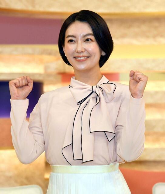 　ガッツポーズで気合を見せる和久田麻由子アナ（撮影・佐藤厚）