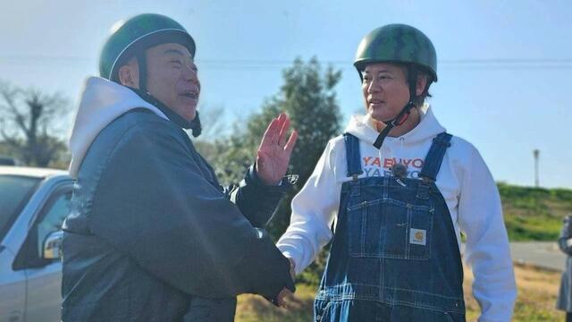 唐沢寿明 スイカヘルメットにオーバーオールで「出川哲朗の充電させて