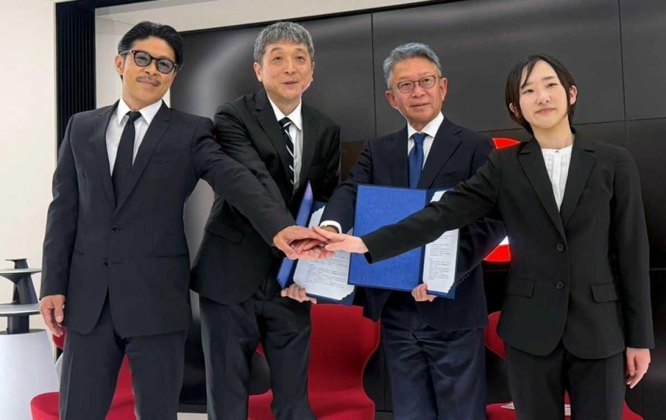 　調印式に参加したＥＸＩＬＥ・松本利夫（左）