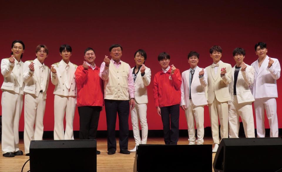 韓流コンサートを開催した夢グループ・石田重廣社長（左から５人目）