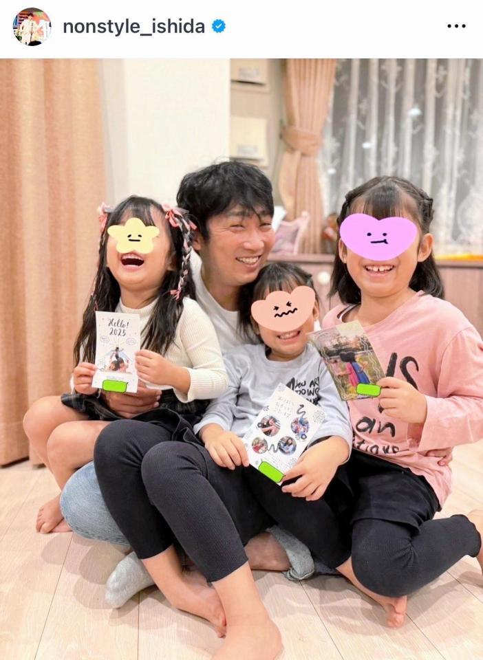 ８歳双子と６歳の３人の娘を育てる石田明。公式インスタグラム＠ｎｏｎｓｔｙｌｅ＿ｉｓｈｉｄａより