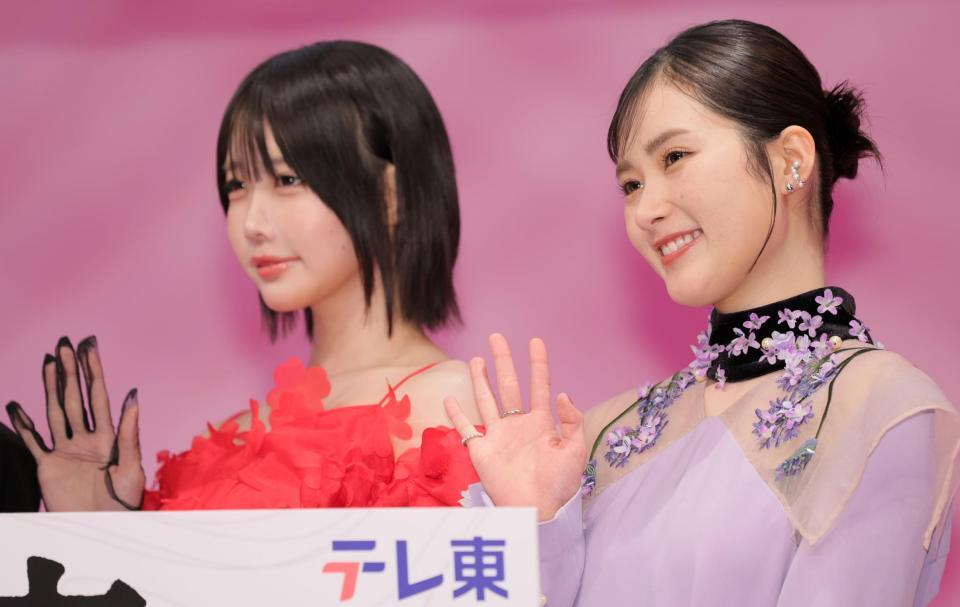 手を振る井頭愛海（右）とあの＝２日