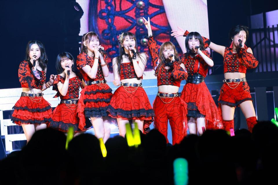 （左から）櫻井梨央、井上春華、岡村ほまれ、牧野真莉愛、小田さくら、山﨑愛生、弓桁朱琴