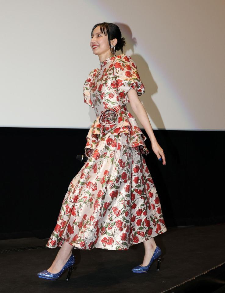 登壇するベッキー＝９日