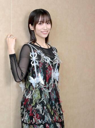 　笑顔でポーズをとる片岡凜（撮影・伊藤笙子）