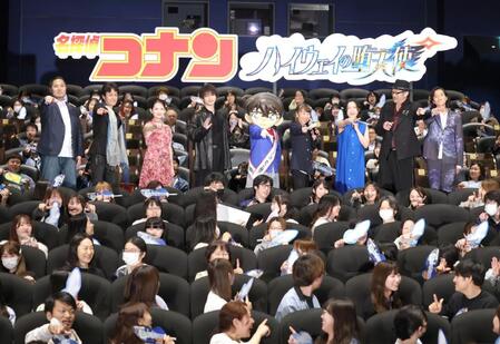 ポーズを決める（左から）蓮井隆弘監督、小山力也、畑芽育、横浜流星、江戸川コナン、高山みなみ、沢城みゆき、大塚明夫、三木眞一郎（撮影・西岡正）
