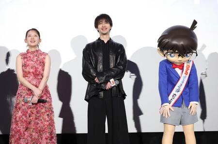 舞台あいさつで笑顔を見せる（左から）畑芽育、横浜流星、江戸川コナン（撮影・西岡正）