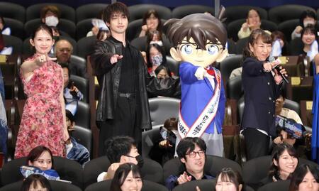 　高山みなみ（右）のかけ声でポーズを決める（左から）畑芽育、横浜流星、江戸川コナン（撮影・西岡正）