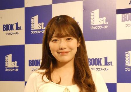 カレンダー発売記念イベントを行った塩見きら＝都内