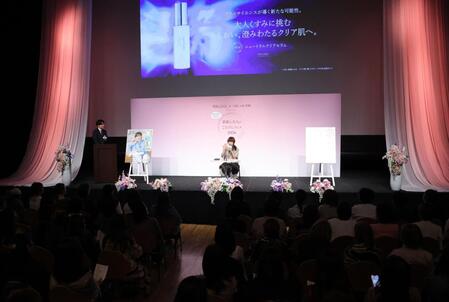 壇上でトークする渡辺満里奈（撮影・西岡正）