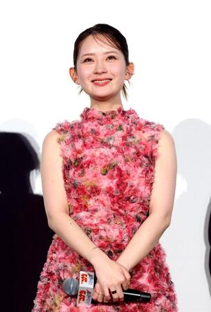 登壇した畑芽育＝１１日