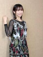 　笑顔でポーズをとる片岡凜（撮影・伊藤笙子）