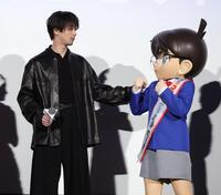 江戸川コナン（右）をねぎらう横浜流星（撮影・西岡正）