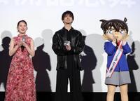 舞台あいさつに登場した（左から）畑芽育、横浜流星、江戸川コナン＝東京・ＴＯＨＯシネマズ日比谷（撮影・西岡正）