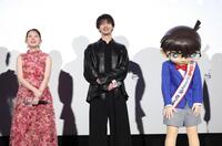 舞台あいさつで笑顔を見せる（左から）畑芽育、横浜流星、江戸川コナン（撮影・西岡正）