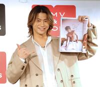 　写真集をＰＲする瀬口黎弥