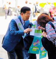 「あしなが学生募金」の募金箱を手に、街頭に立った西川きよし