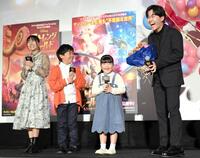 勢ぞろいした鈴木４きょうだい。（左から）長女・夢、次男・楽、次女・誉、長男・福＝２０２２年