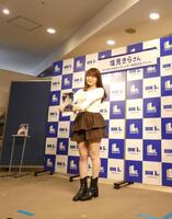 カレンダー発売記念イベントを行った塩見きら＝都内