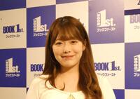 カレンダー発売記念イベントを行った塩見きら＝都内