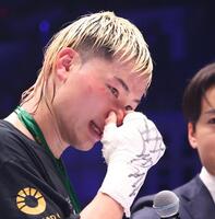 フアンフランシスコ・エストラダに勝利し、目を潤ませる那須川天心＝１１日