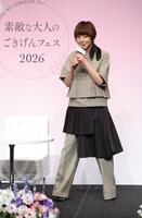 チェックの服装で登場した渡辺満里奈（撮影・西岡正）