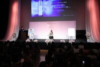 壇上でトークする渡辺満里奈（撮影・西岡正）