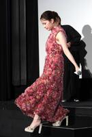 舞台あいさつを終え、降壇する畑芽育＝１１日