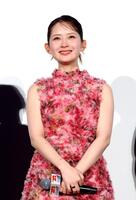 登壇した畑芽育＝１１日