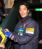 ファンにサインする長嶋一茂氏＝２００５年