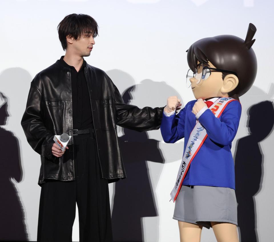 江戸川コナン（右）をねぎらう横浜流星（撮影・西岡正）