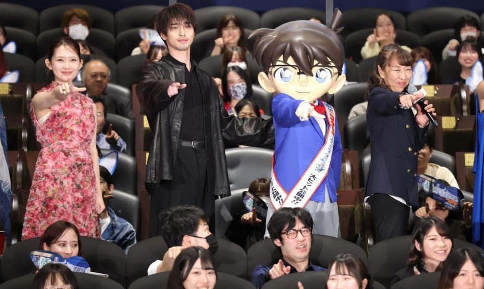 高山みなみ（右）のかけ声でポーズを決める（左から）畑芽育、横浜流星、江戸川コナン（撮影・西岡正）