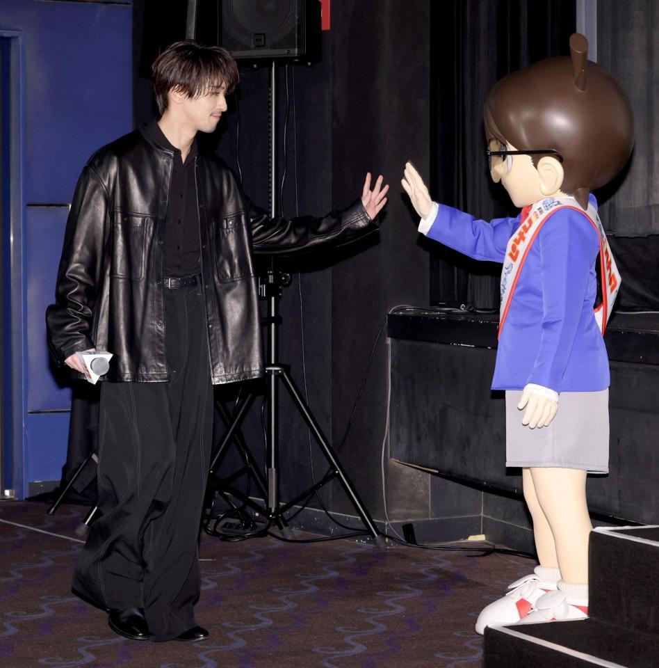 江戸川コナン（右）とタッチを交わす横浜流星（撮影・西岡正）