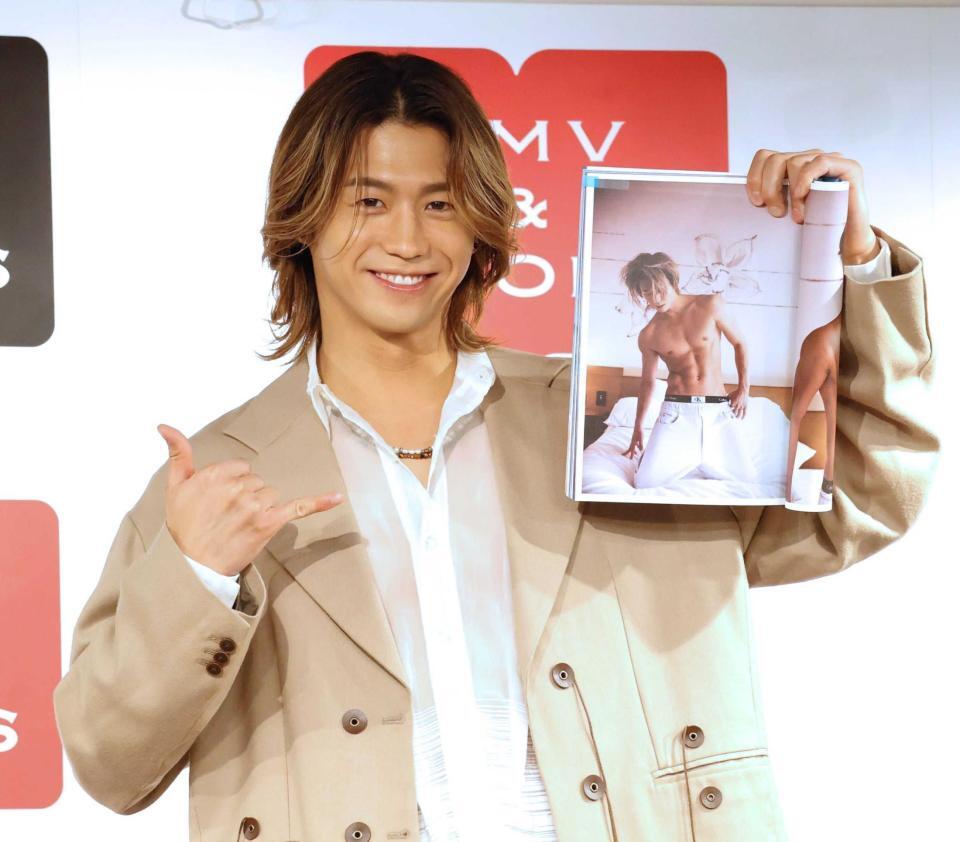 　写真集をＰＲする瀬口黎弥