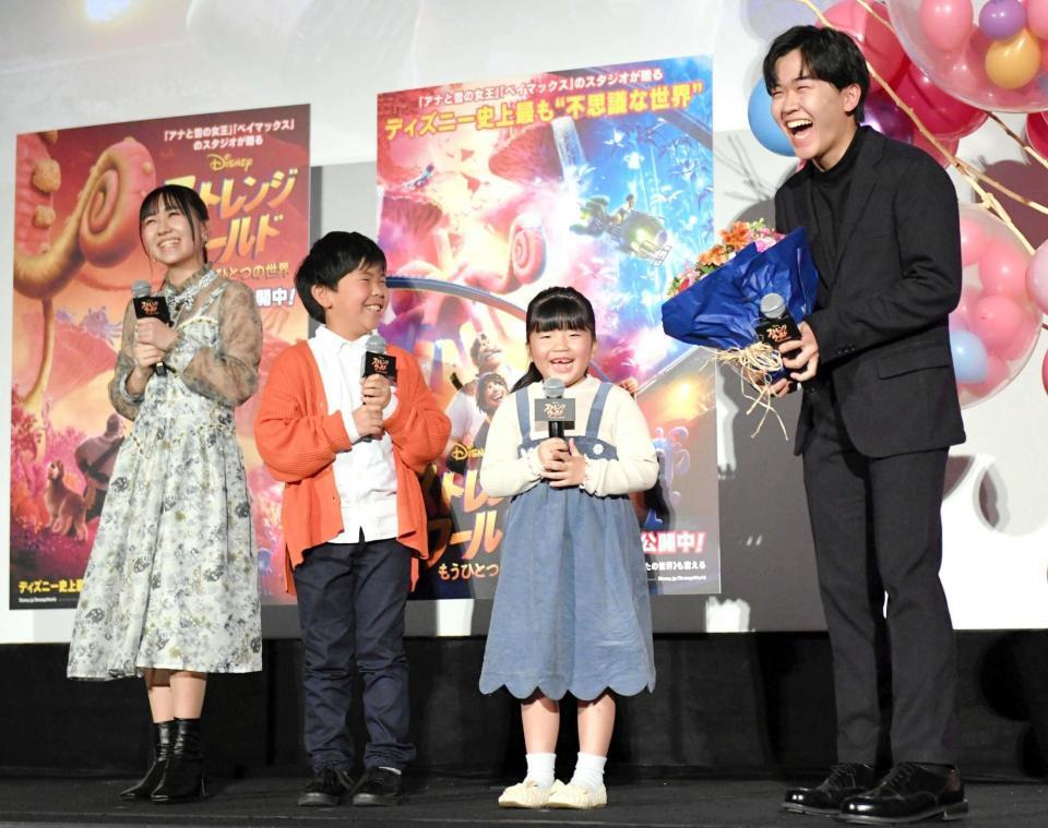 勢ぞろいした鈴木４きょうだい。（左から）長女・夢、次男・楽、次女・誉、長男・福＝２０２２年