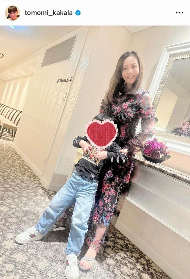 愛息との親子２ショットを披露する華原朋美。公式インスタグラム＠ｔｏｍｏｍｉ＿ｋａｋａｌａより