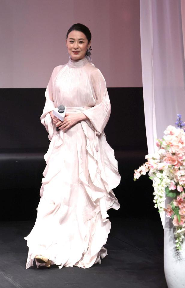 華やかな衣装で登場した檀れい（撮影・西岡正）