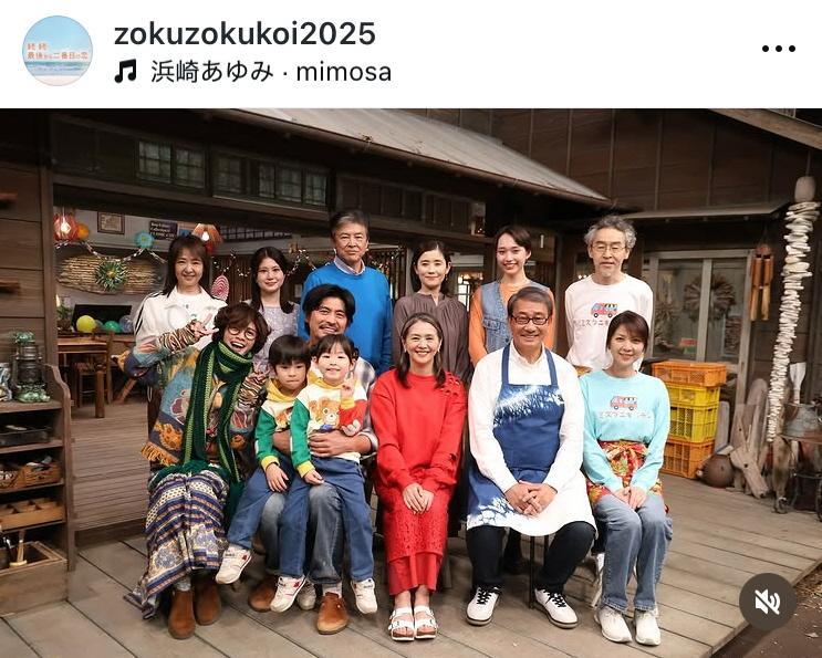 続・続・最後から二番目の恋インスタグラム＠ｚｏｋｕｚｏｋｕｋｏｉ２０２５より。後列左から２番目が佐津川愛美、右から２番目が白本彩奈