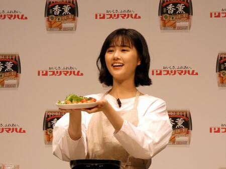 調理したウインナー炒めを披露する原菜乃華