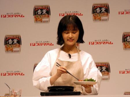 ウインナーを炒める原菜乃華