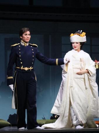 宝塚雪組「波うららかに、めおと日和」の縣千（左）と華純沙那