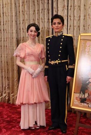 宝塚雪組「波うららかに、めおと日和」の朝美絢（右）と音彩唯